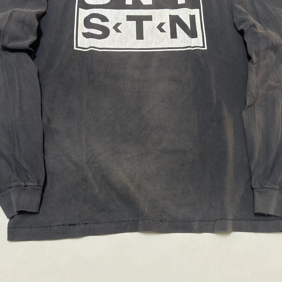 SAINT Mxxxxxx S>N>T LS TEE/BLACK Autumn and winter new style S>N>T slogan crack printed long TEE, washed black S-XL Asut ready-made garments dyed, the whole piece sprayed with horse-hair spray, and then sprayed again to fade the color. The collar and cuffs are frayed. Many hangings are worn NEW VINTAGE. Heavy craftsmanship.
